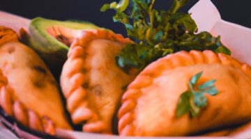 Kuřecí empanadas s avokádovým dipem.