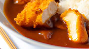 Kuřecí katsu curry plátky s rýží.