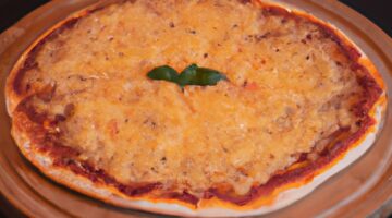 Pizza Margherita s rajčaty a mozzarellou