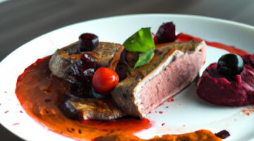 Telecí steak s brusinkovou omáčkou