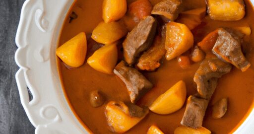 Tradiční český guláš s knedlíkem