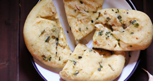 Kořeněný chleba naan s česnekem