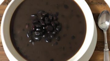 Brazilianská polévka z černého fazolu